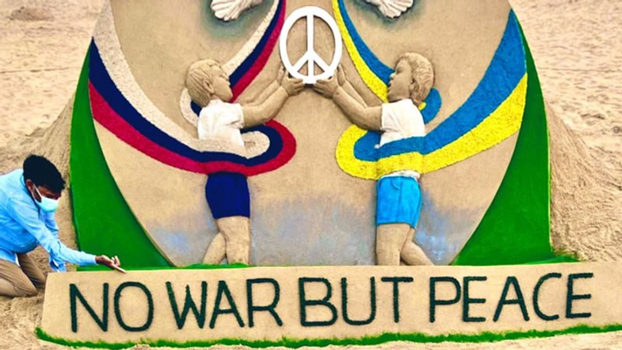 रूस यूक्रेन विवाद: युद्ध का खतरा टालने दुनियाभर में प्रार्थनाएं; सुदर्शन पटनायक ने रेत से बनाई कलाकृति