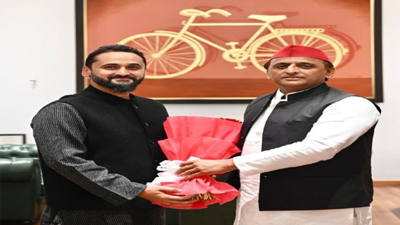 UP Chunav 2022: रीता बहुगुणा जोशी के बेटे मयंक जोशी ने अखिलेश यादव से की मुलाकात, SP में हो सकते हैं शामिल UP Chunav 2022: रीता बहुगुणा जोशी के बेटे मयंक जोशी ने अखिलेश यादव से की मुलाकात, SP में हो सकते हैं शामिल