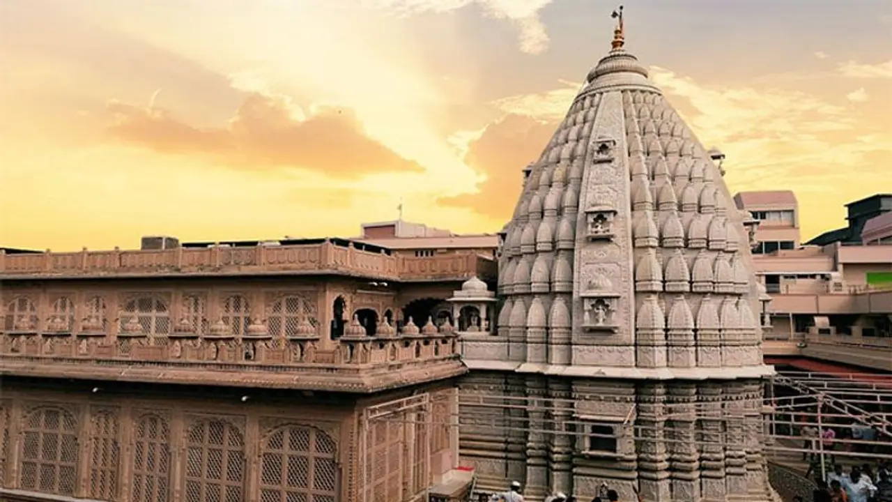 संगमरमर से बना है शेगांव के संत गजानन महाराज का मंदिर, चमत्कारों से भरा है इनका संपूर्ण जीवन संगमरमर से बना है शेगांव के संत गजानन महाराज का मंदिर, चमत्कारों से भरा है इनका संपूर्ण जीवन