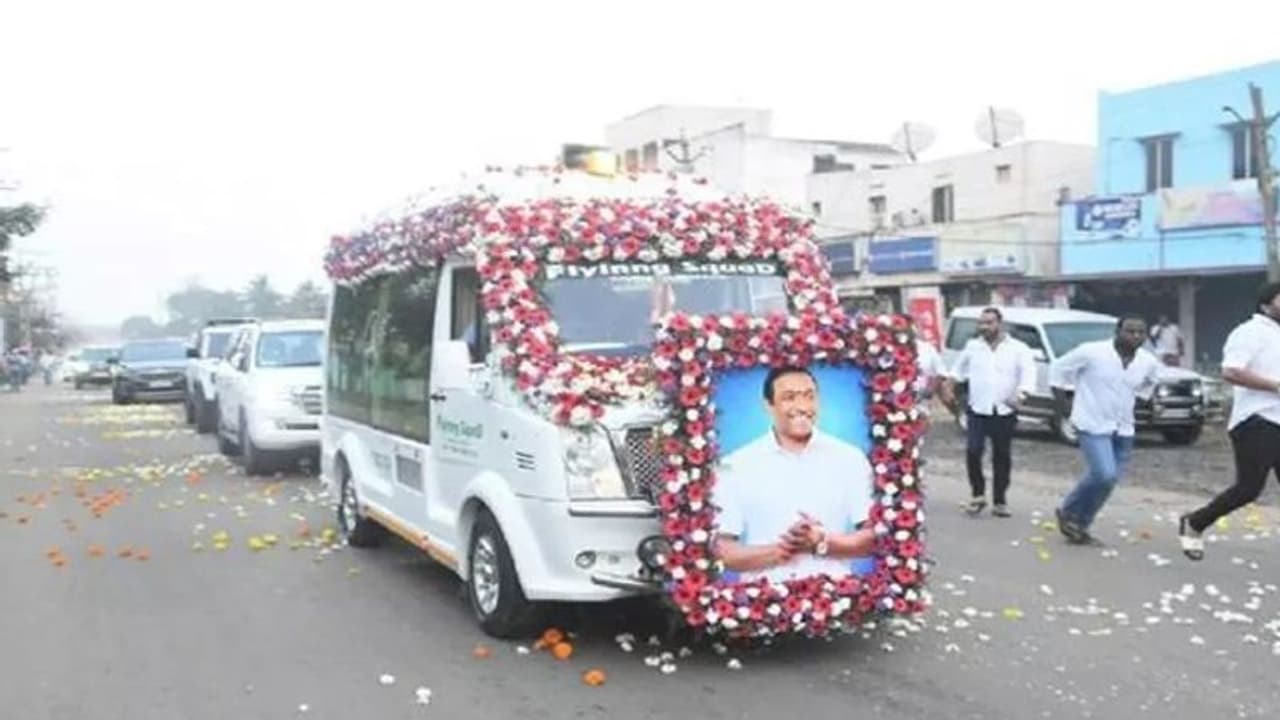 గౌతమ్ రెడ్డి భౌతిక కాయాన్ని చూసి బోరున విలపించిన కుమారుడు.. కొనసాగుతున్న అంతిమయాత్ర.. గౌతమ్ రెడ్డి భౌతిక కాయాన్ని చూసి బోరున విలపించిన కుమారుడు.. కొనసాగుతున్న అంతిమయాత్ర..