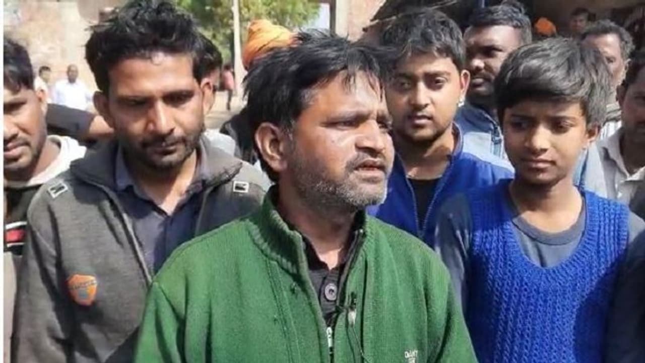 यूपी चुनाव: ग्रामीणों ने किया मतदान का बहिष्कार, कहा नेताओं ने खाई कसमें, फिर भी नहीं हुआ समस्या का निवारण यूपी चुनाव: ग्रामीणों ने किया मतदान का बहिष्कार, कहा नेताओं ने खाई कसमें, फिर भी नहीं हुआ समस्या का निवारण