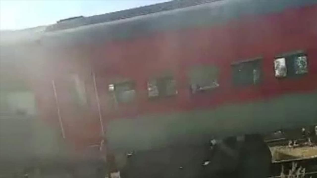 MP के बैतूल में बड़ा हादसा: दानापुर एक्सप्रेस में लगी आग, चीखते चिल्लाते यात्री चलती ट्रेन की खिड़की से कूदे MP के बैतूल में बड़ा हादसा: दानापुर एक्सप्रेस में लगी आग, चीखते चिल्लाते यात्री चलती ट्रेन की खिड़की से कूदे