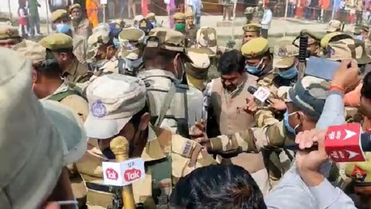 মাছি না গলতে পারা নিরাপত্তা অজয় মিশ্রর, ভোট কেন্দ্রে বিতর্কে কেন্দ্রীয় মন্ত্রী মাছি না গলতে পারা নিরাপত্তা অজয় মিশ্রর, ভোট কেন্দ্রে বিতর্কে কেন্দ্রীয় মন্ত্রী