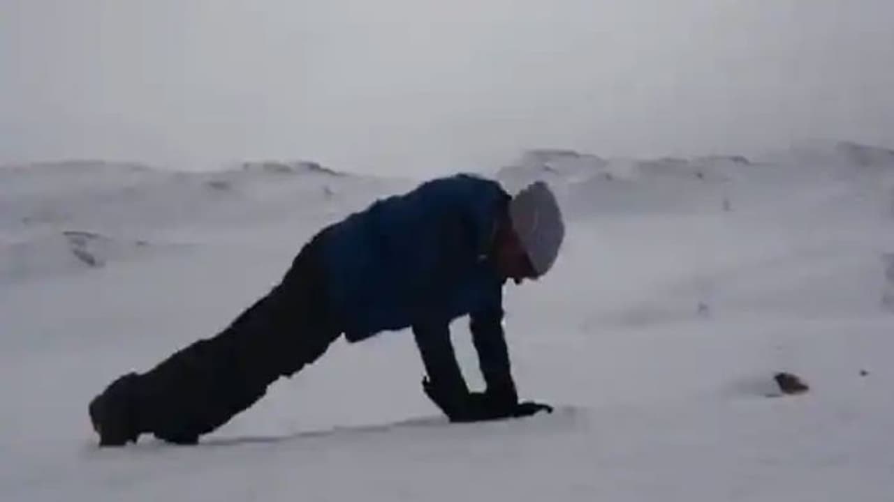 గడ్డ కట్టే చలిలో... 55ఏళ్ల వయసులో ఈ కమాండర్ ఏం చేశాడో తెలుసా? గడ్డ కట్టే చలిలో... 55ఏళ్ల వయసులో ఈ కమాండర్ ఏం చేశాడో తెలుసా?