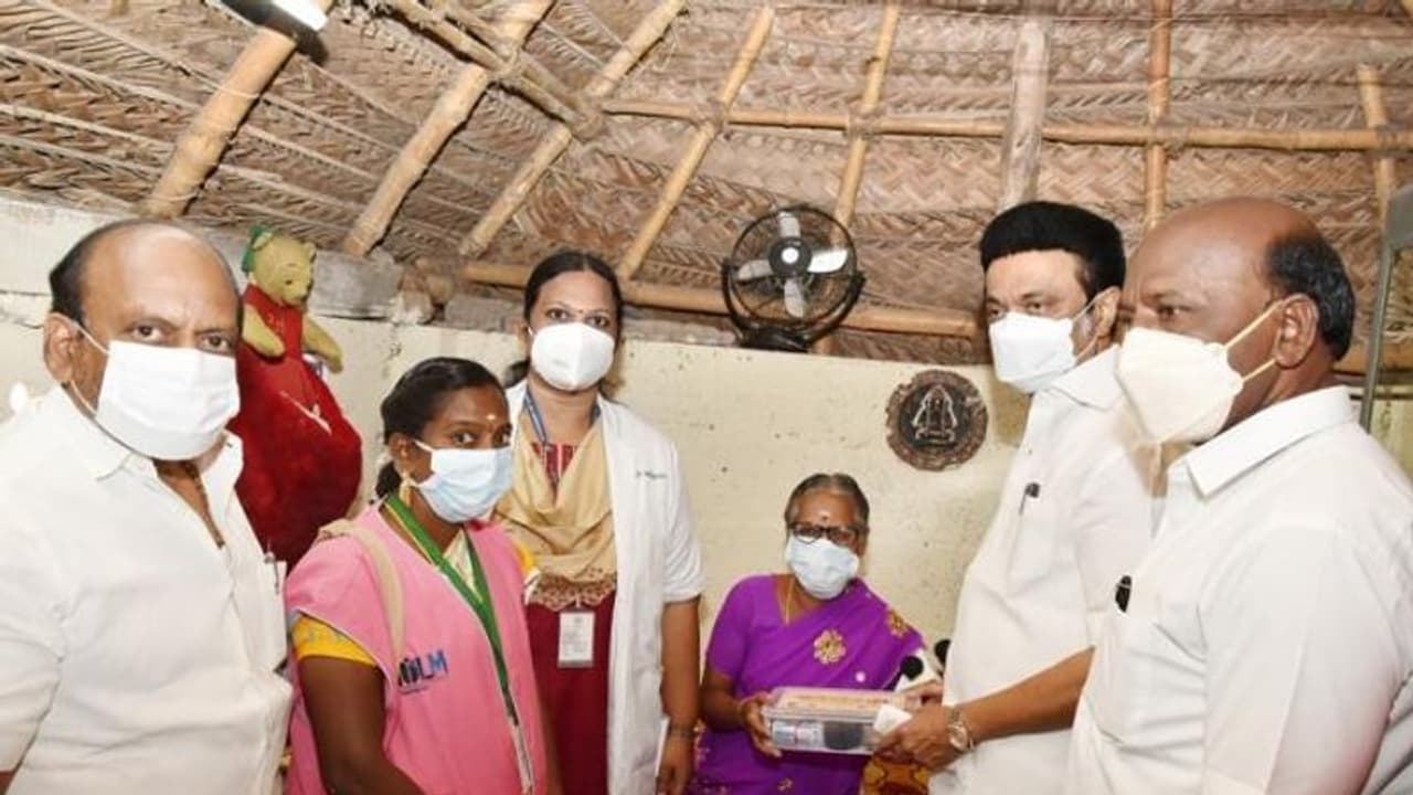 வீடுத்தேடி சென்று விசிட் கொடுத்த முதலமைச்சர்..நெகிழ்ந்து போன மக்கள்.. வீடுத்தேடி சென்று விசிட் கொடுத்த முதலமைச்சர்..நெகிழ்ந்து போன மக்கள்..