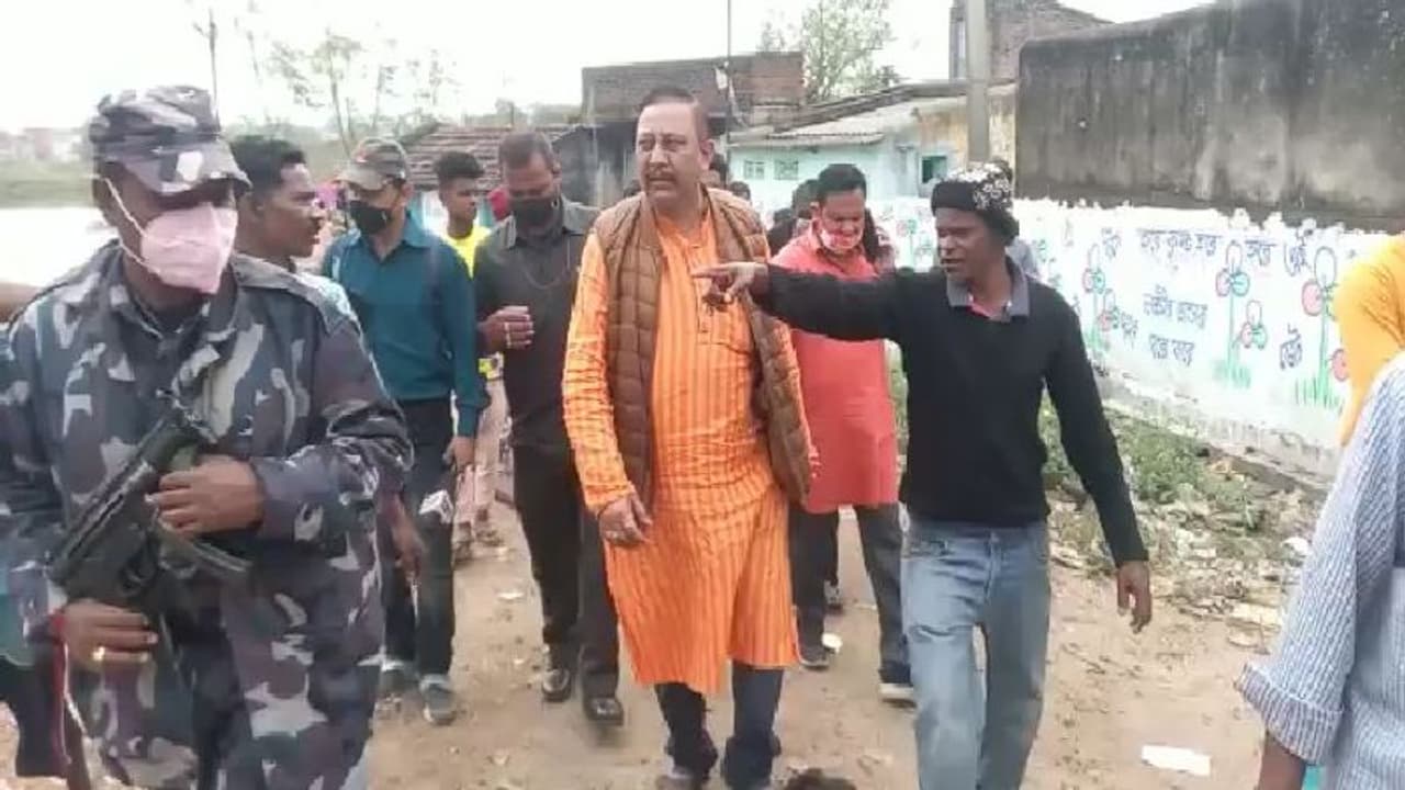 বাড়ি বাড়ি মাংস বিলি করে প্রচারের অভিযোগ, ভিডিও ভাইরাল হতেই বিপাকে বিজেপি