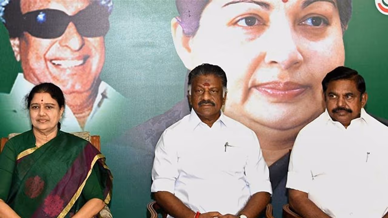 சசிகலா எண்ட்ரிக்காக காத்திருக்கும் அதிமுக..? இரட்டைத் தலைமையில் தொண்டர்கள் அதிருப்தியா..? சசிகலா எண்ட்ரிக்காக காத்திருக்கும் அதிமுக..? இரட்டைத் தலைமையில் தொண்டர்கள் அதிருப்தியா..?