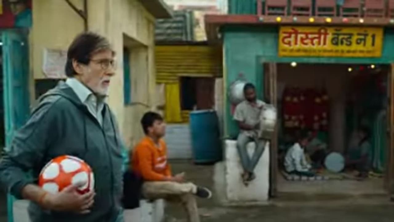 Jhund trailer : ഫുട്ബോള് പരിശീലകനായി അമിതാഭ് ബച്ചൻ, 'ജുണ്ഡ്' ട്രെയിലര് Jhund trailer : ഫുട്ബോള് പരിശീലകനായി അമിതാഭ് ബച്ചൻ, 'ജുണ്ഡ്' ട്രെയിലര്