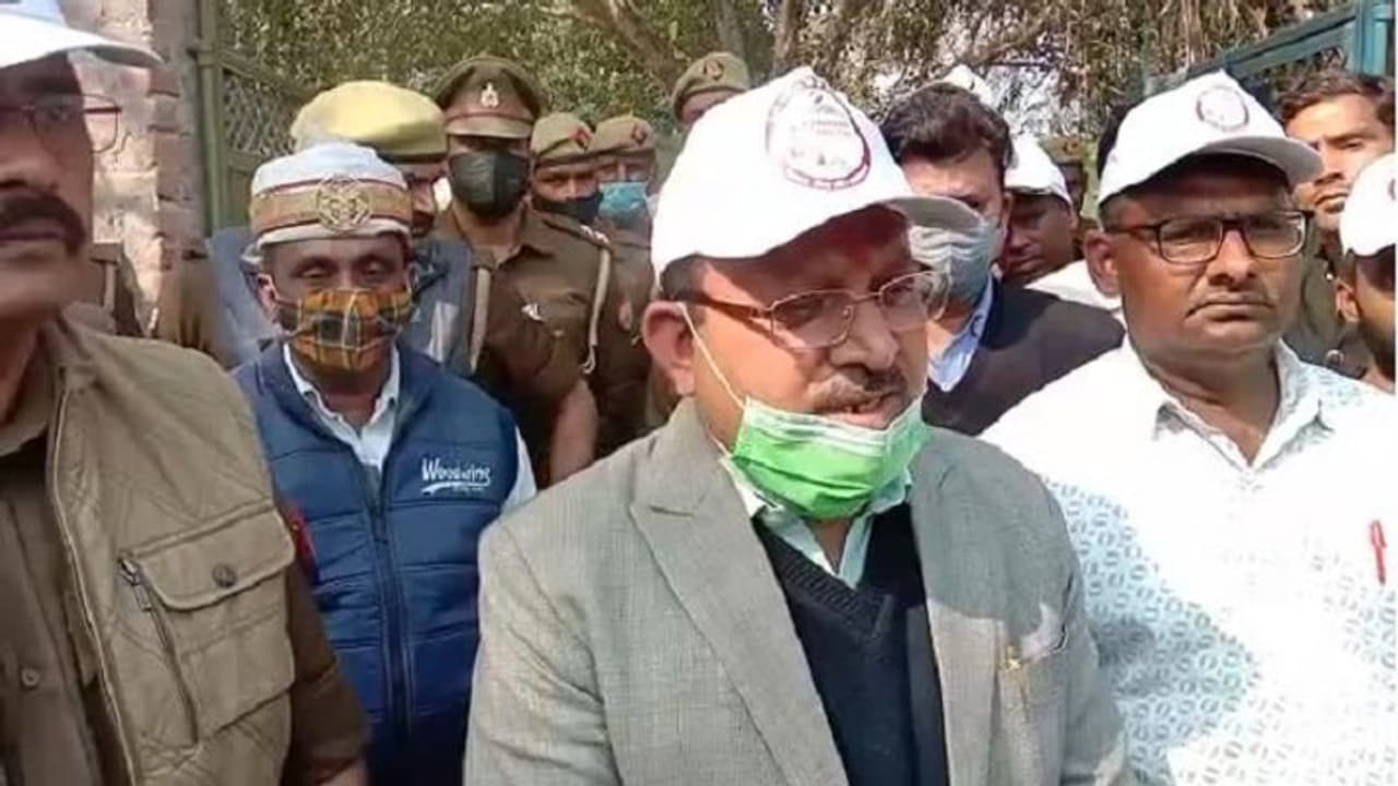 यूपी चुनाव: बांगरमऊ और मोहान विधानसभा में ग्रामीणों की दिखी नाराजगी, साढ़े सात घंटे की देरी से शुरु हुआ मतदान यूपी चुनाव: बांगरमऊ और मोहान विधानसभा में ग्रामीणों की दिखी नाराजगी, साढ़े सात घंटे की देरी से शुरु हुआ मतदान