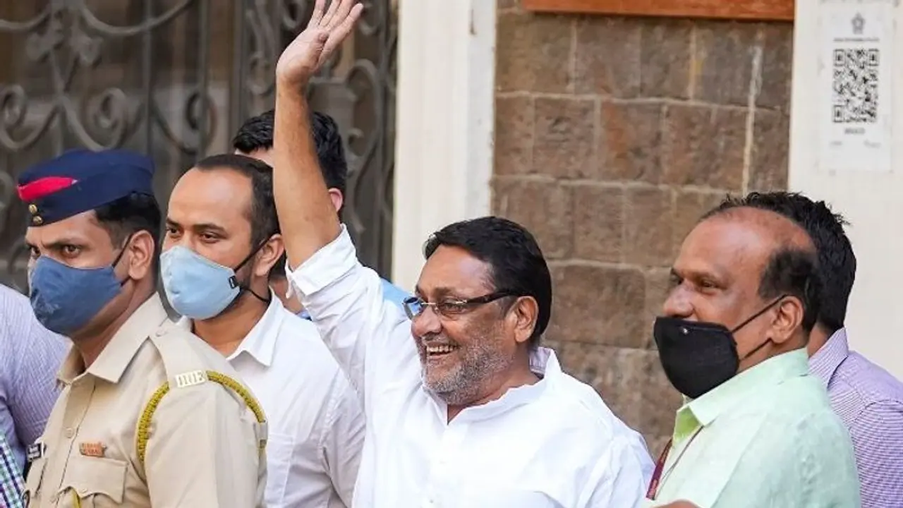 गिरफ्तार के बाद भी टेंशन नहीं टशन में दिखे नवाब मलिक, हाथ इस तरह हिला रहे थे मानो जंग जीत गए हों