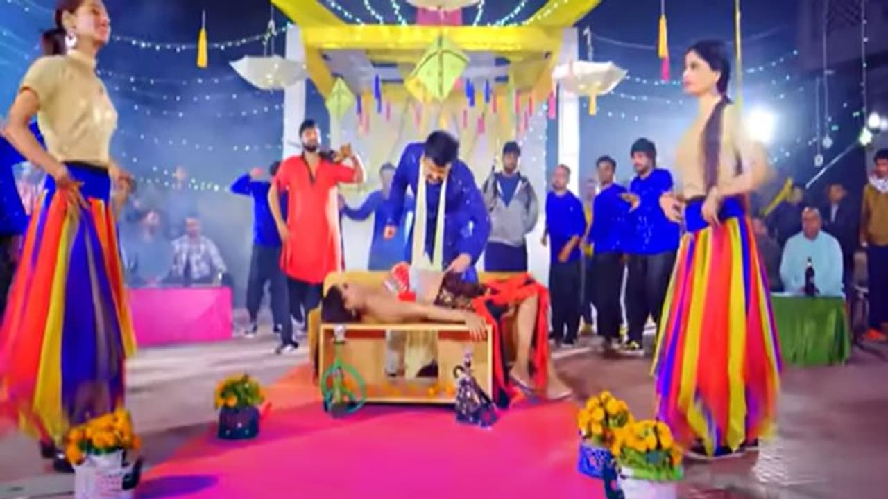 Pawan Singh ने इस डांसर पर लुटाया अपना धन, देखें 'धन धुआँ हो जाई' का Video Pawan Singh ने इस डांसर पर लुटाया अपना धन, देखें 'धन धुआँ हो जाई' का Video
