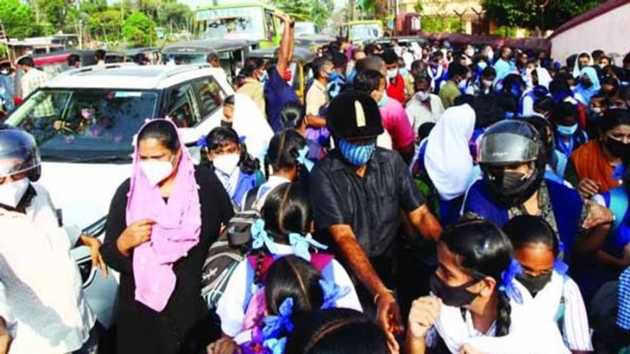 നഗരത്തില്‍ റോഡുകളുടെ അറ്റകുറ്റപ്പണി; വിദ്യാര്‍ത്ഥികള്‍ക്ക് ദുരിതയാത്ര