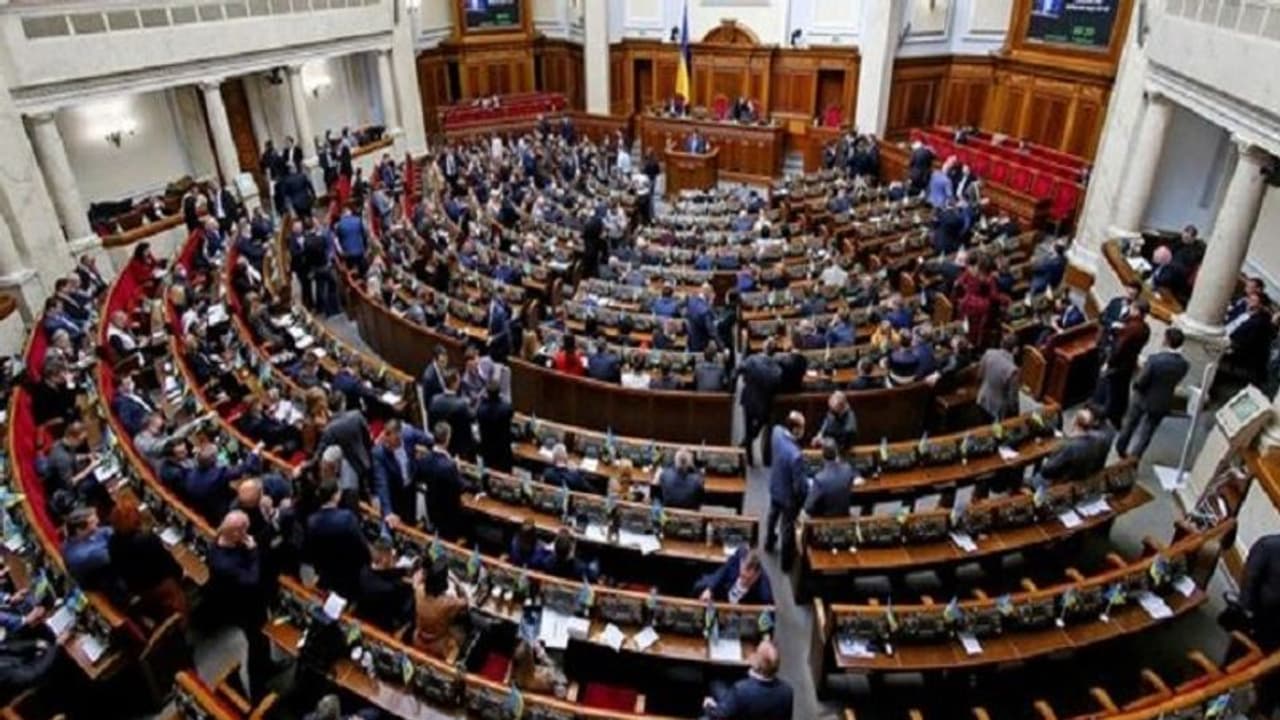 यूक्रेन की संसद ने दी आपातकाल को मंजूरी, हथियार खरीदने के लिए 1.3 बिलियन डॉलर का रक्षा बजट पास यूक्रेन की संसद ने दी आपातकाल को मंजूरी, हथियार खरीदने के लिए 1.3 बिलियन डॉलर का रक्षा बजट पास