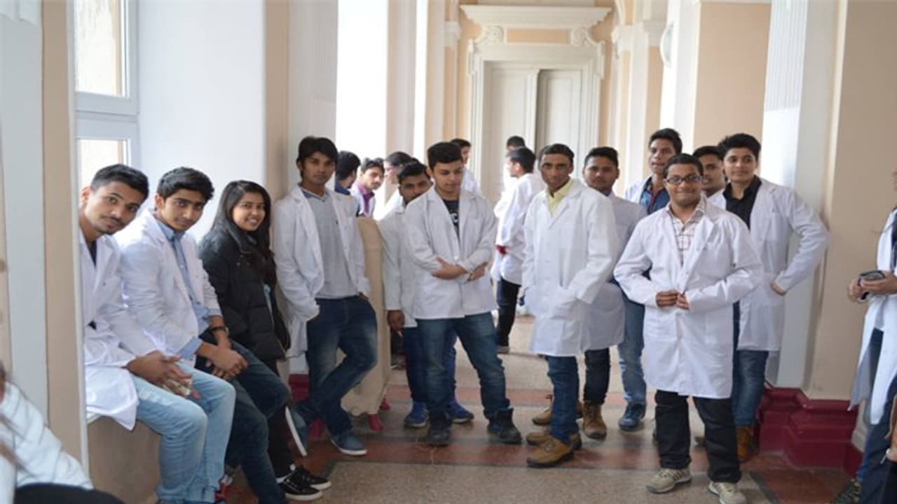 Ukraine : പഠിക്കുന്നത് 18000ത്തിലേറെ ഇന്ത്യന് വിദ്യാര്ത്ഥികള്; എന്തുകൊണ്ടാണ് യുക്രൈന് പ്രിയമാകുന്നത് Ukraine : പഠിക്കുന്നത് 18000ത്തിലേറെ ഇന്ത്യന് വിദ്യാര്ത്ഥികള്; എന്തുകൊണ്ടാണ് യുക്രൈന് പ്രിയമാകുന്നത്