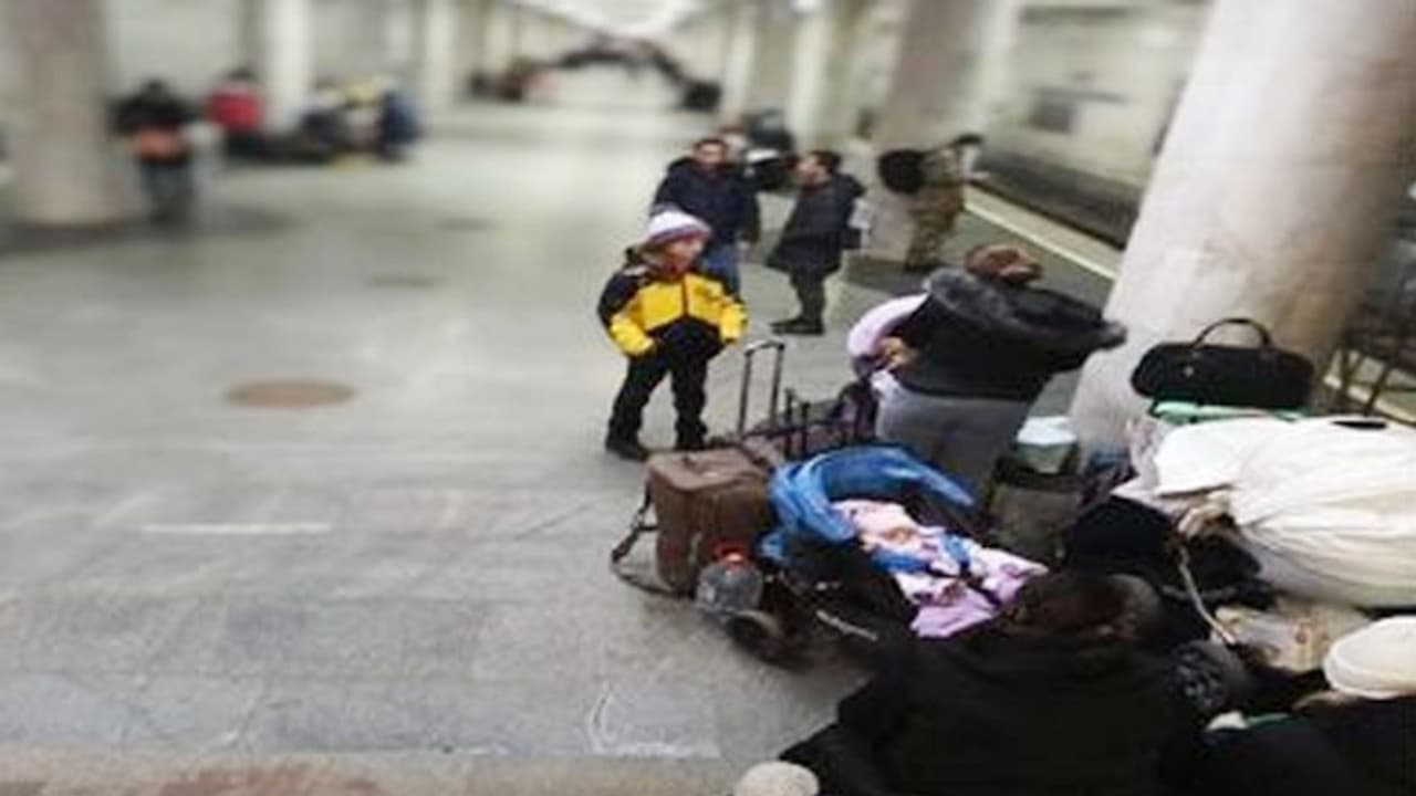 Russia Ukraine War:यूक्रेन से भारत के लिए 3 लाख में एक टिकट,धमाकों की दहशत में एयरपोर्ट पर रात गुजार रहे छात्र Russia Ukraine War:यूक्रेन से भारत के लिए 3 लाख में एक टिकट,धमाकों की दहशत में एयरपोर्ट पर रात गुजार रहे छात्र