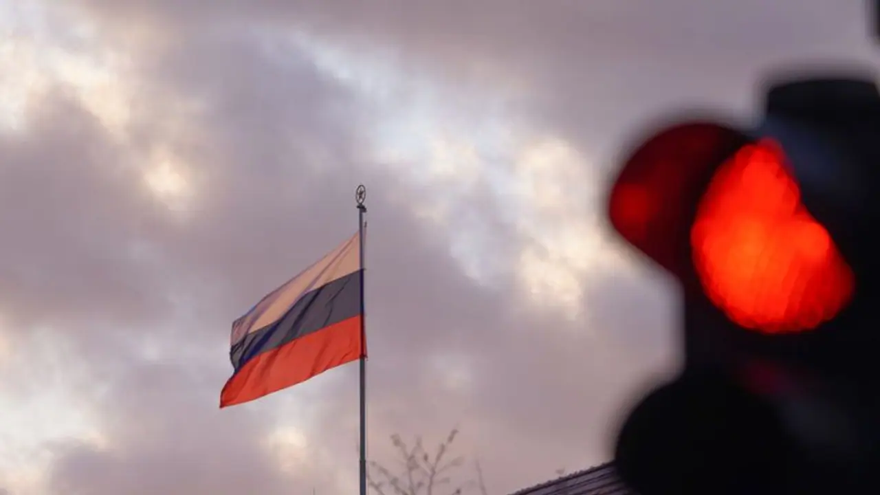 Ukraine Videos : കത്തുന്ന വിമാനത്താവളം, റോഡില് മരിച്ചുകിടക്കുന്നയാള്, ഞെട്ടിക്കുന്ന ദൃശ്യങ്ങള് Ukraine Videos : കത്തുന്ന വിമാനത്താവളം, റോഡില് മരിച്ചുകിടക്കുന്നയാള്, ഞെട്ടിക്കുന്ന ദൃശ്യങ്ങള്