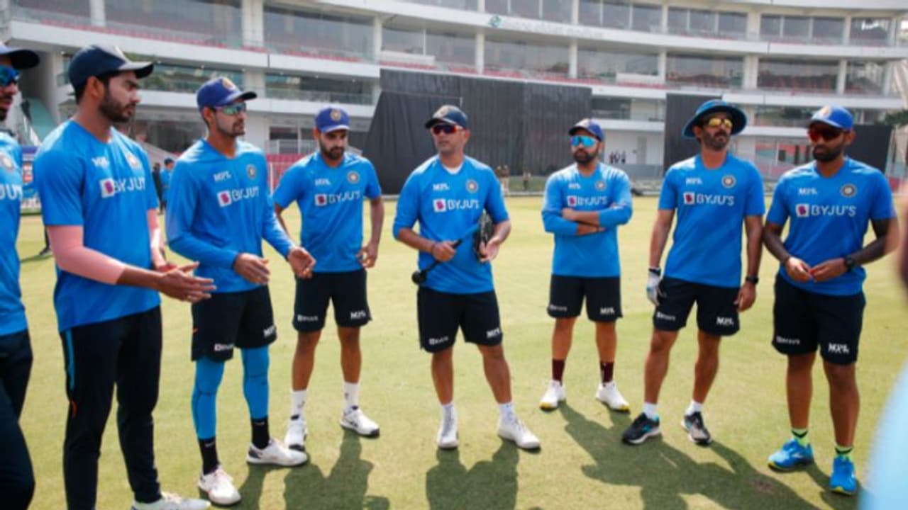 India vs Sri Lanka: முதல் டி20 போட்டிக்கான இந்திய அணியின் ஆடும் லெவன்..! முன்னாள் வீரரின் அதிரடி தேர்வு India vs Sri Lanka: முதல் டி20 போட்டிக்கான இந்திய அணியின் ஆடும் லெவன்..! முன்னாள் வீரரின் அதிரடி தேர்வு