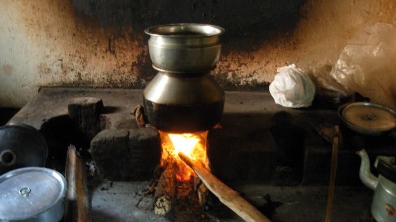 গরমকালে গ্যাসের চুলায় রান্না করা খুব কষ্টকর, কাজে লাগান এই টিপসগুলি যা সহজ করবে রান্নাঘরের কাজ গরমকালে গ্যাসের চুলায় রান্না করা খুব কষ্টকর, কাজে লাগান এই টিপসগুলি যা সহজ করবে রান্নাঘরের কাজ