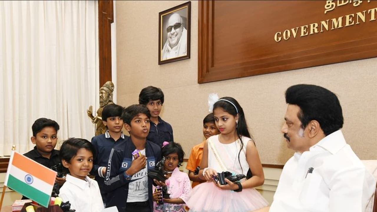 அட்டகாசமான வசனம்..!அப்படியே நடித்துக்காட்டிய பெரியார் பிஞ்சுகள்..உச்சி முகர்ந்து வாழ்த்திய முதலமைச்சர்.. அட்டகாசமான வசனம்..!அப்படியே நடித்துக்காட்டிய பெரியார் பிஞ்சுகள்..உச்சி முகர்ந்து வாழ்த்திய முதலமைச்சர்..