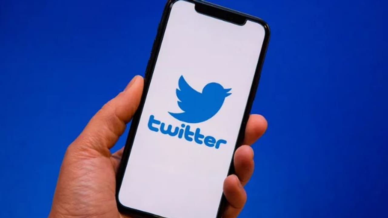 Russia Ukarine Crisis: Twitter पर यूक्रेन की फोटो, वीडियो शेयर करने पर Twitter ने गलती से बैन किए सैकड़ो अकॉउंट Russia Ukarine Crisis: Twitter पर यूक्रेन की फोटो, वीडियो शेयर करने पर Twitter ने गलती से बैन किए सैकड़ो अकॉउंट