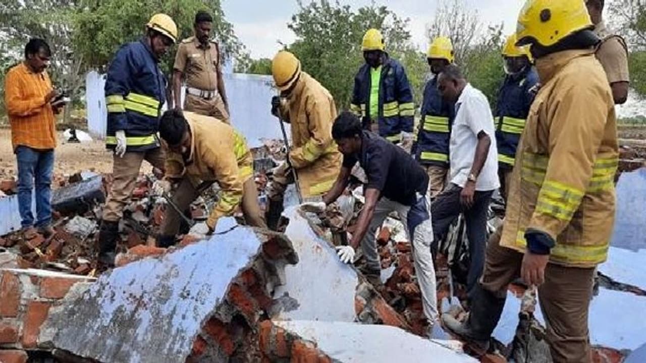 பட்டாசு ஆலையில் தீவிபத்து... 4 பேர் உயிரிழப்பு... துறையூரில் பரபரப்பு!!