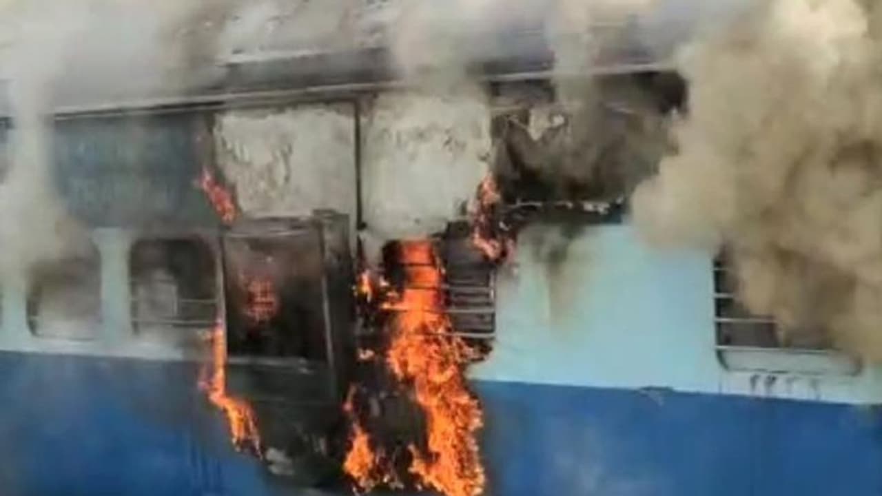 राजस्थान के स्टेशन पर खड़ी ट्रेन में लगी भयानक आग: बोगी से कूद भागने लगे लोग, सवार थे DRM कमिश्नर, मचा हड़कंप राजस्थान के स्टेशन पर खड़ी ट्रेन में लगी भयानक आग: बोगी से कूद भागने लगे लोग, सवार थे DRM कमिश्नर, मचा हड़कंप
