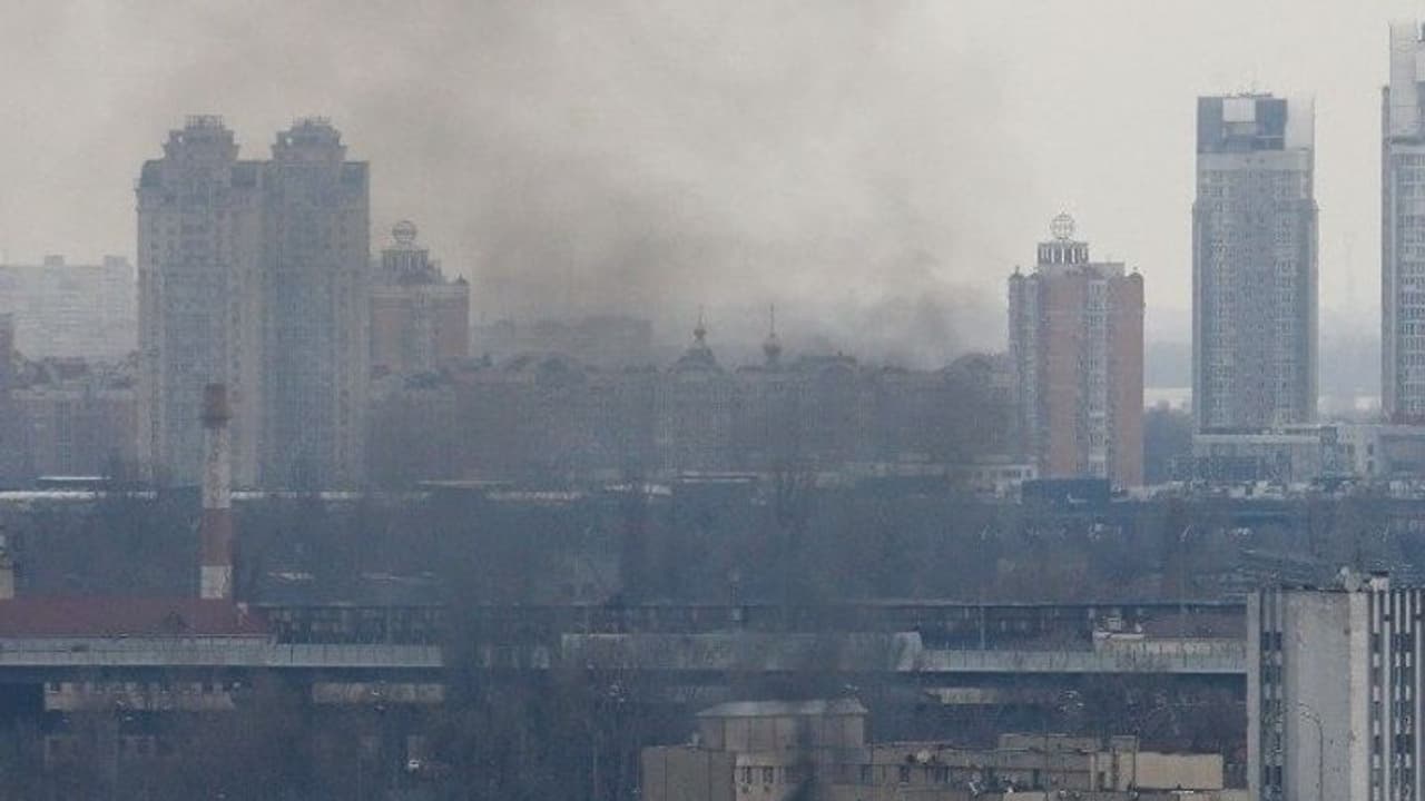 ইউক্রেনের সামরিক গোয়েন্দাভবন ঢাকল কালো ধোঁয়ায়, দেখুন যুদ্ধ বিধ্বস্ত কিয়েভের ভিডিও ইউক্রেনের সামরিক গোয়েন্দাভবন ঢাকল কালো ধোঁয়ায়, দেখুন যুদ্ধ বিধ্বস্ত কিয়েভের ভিডিও
