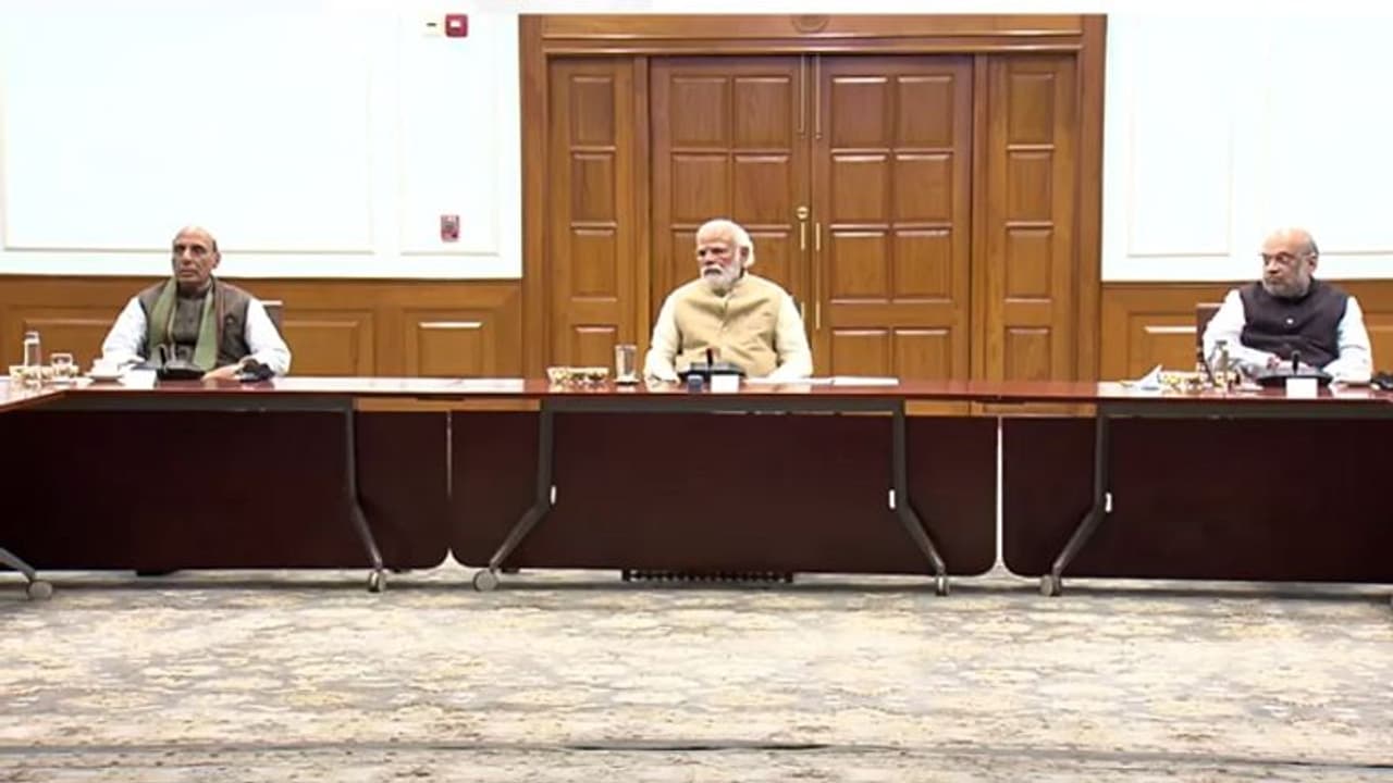 Russia Ukraine Crisis: रूस के राष्ट्रपति पुतिन से बात करेंगे PM Modi, जमीन के रास्ते निकाले जाएंगे भारतीय Russia Ukraine Crisis: रूस के राष्ट्रपति पुतिन से बात करेंगे PM Modi, जमीन के रास्ते निकाले जाएंगे भारतीय