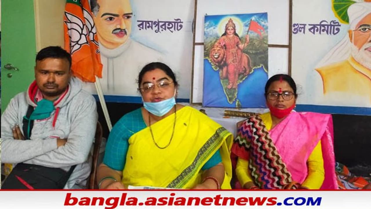 তৃণমূলের বুথ সভাপতির বিরুদ্ধে স্বজনপোষণের অভিযোগ বিজেপির, তীব্র চাঞ্চল্য বীরভূমে তৃণমূলের বুথ সভাপতির বিরুদ্ধে স্বজনপোষণের অভিযোগ বিজেপির, তীব্র চাঞ্চল্য বীরভূমে