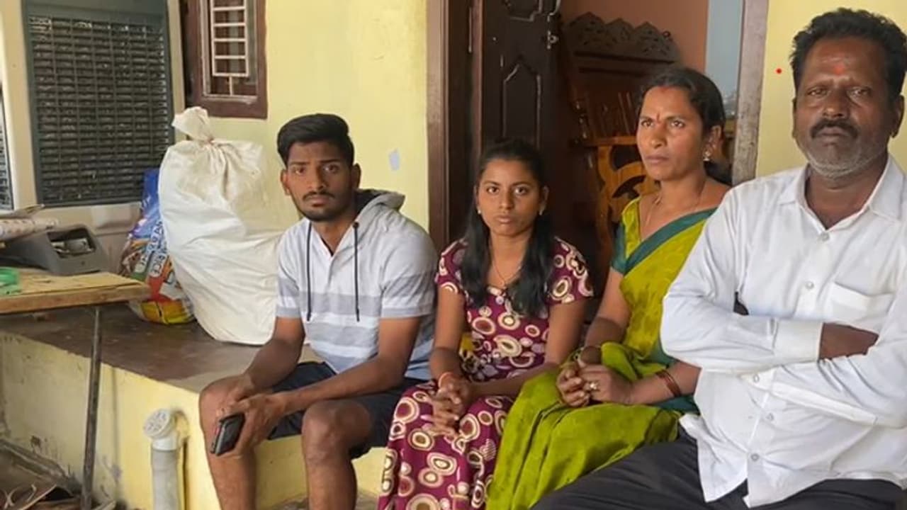 russia ukraine crisis: మార్చి 12న వస్తానన్న కూతురు.. అంతలోనే రష్యా దాడి, జగిత్యాలలో తల్లిదండ్రుల ఆందోళన russia ukraine crisis: మార్చి 12న వస్తానన్న కూతురు.. అంతలోనే రష్యా దాడి, జగిత్యాలలో తల్లిదండ్రుల ఆందోళన