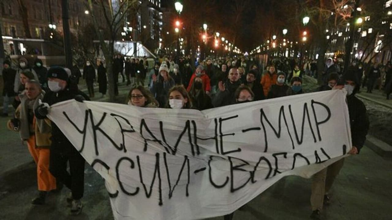 Russia Ukraine war: जेल से उठी आवाज, मैं इस युद्ध के खिलाफ, रूस में हो रहा प्रदर्शन, सैकड़ों हिरासत में Russia Ukraine war: जेल से उठी आवाज, मैं इस युद्ध के खिलाफ, रूस में हो रहा प्रदर्शन, सैकड़ों हिरासत में