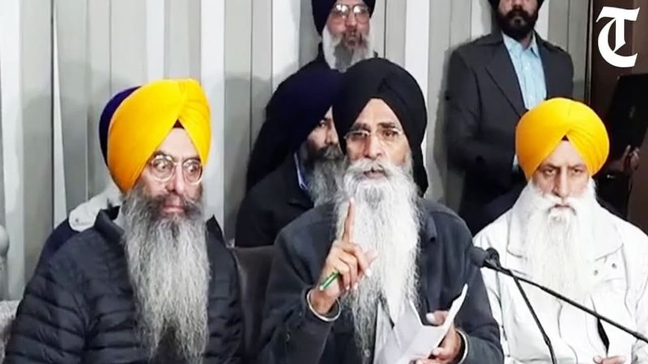 कर्नाटक में हिजाब के बाद पगड़ी विवाद, कॉलेज ने सिख छात्रा से पगड़ी हटाने को कहा, SGPC ने PM मोदी से की ये मांग कर्नाटक में हिजाब के बाद पगड़ी विवाद, कॉलेज ने सिख छात्रा से पगड़ी हटाने को कहा, SGPC ने PM मोदी से की ये मांग