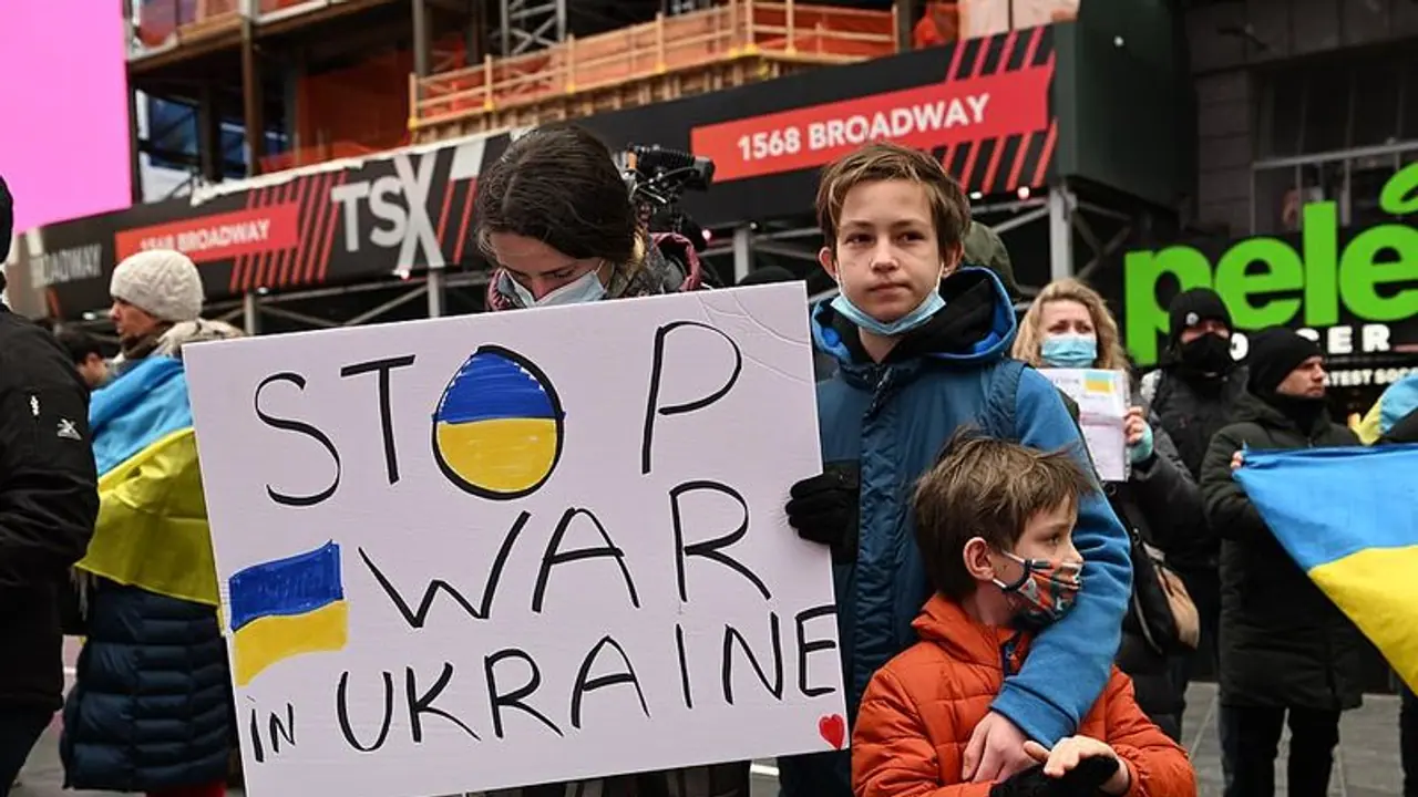 यूक्रेन की राजधानी कीव में पांच सीरियल विस्फोट, रात को स्थितियां और भयावह होने की आशंका यूक्रेन की राजधानी कीव में पांच सीरियल विस्फोट, रात को स्थितियां और भयावह होने की आशंका