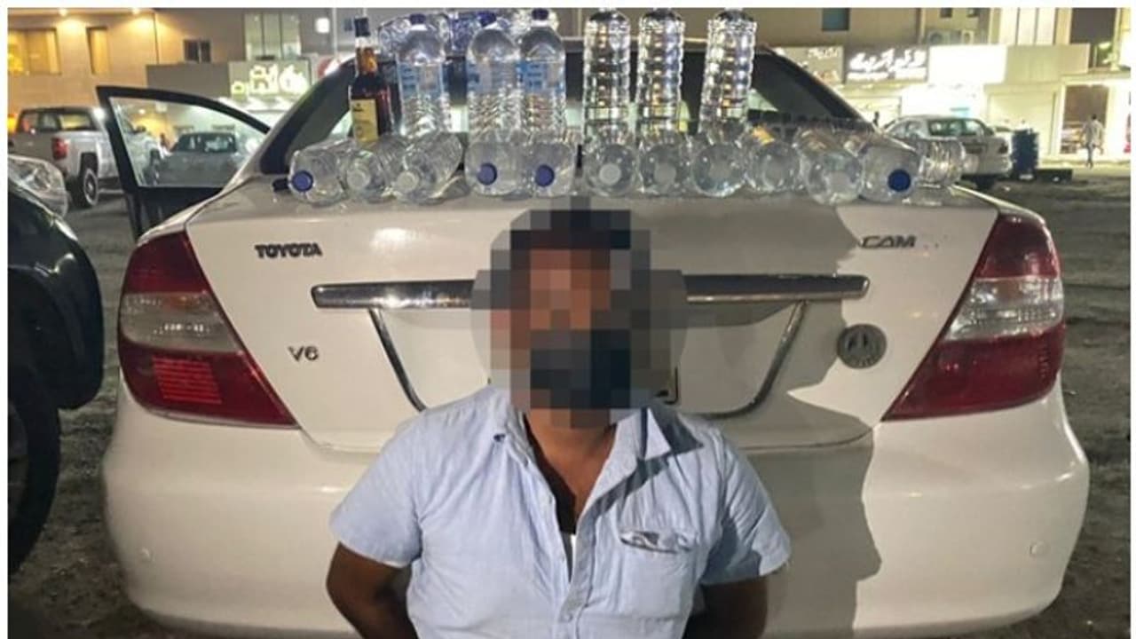 Expat Arrested: പ്രാദേശികമായി നിര്മിച്ച മദ്യവുമായി പ്രവാസി പിടിയില്; വിസ നിയമ ലംഘനത്തിനും കുറ്റം Expat Arrested: പ്രാദേശികമായി നിര്മിച്ച മദ്യവുമായി പ്രവാസി പിടിയില്; വിസ നിയമ ലംഘനത്തിനും കുറ്റം