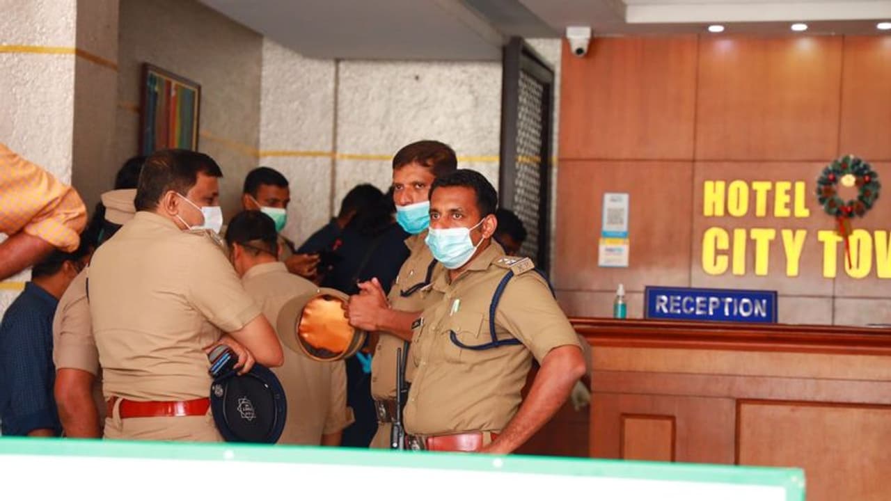 തമ്പാനൂരിൽ ഹോട്ടലിൽ കയറി റിസപ്ഷനിസ്റ്റിനെ വെട്ടിക്കൊന്നു, കൊലയാളി രക്ഷപ്പെട്ടു