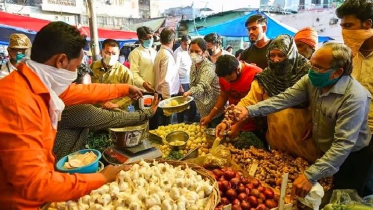 Russia Ukraine Crisis:భారత్ పై ద్రవ్యోల్బణం ఎఫెక్ట్.. యుద్ధం ముదిరితే సామాన్యుల జేబుపై మరింత భారం.. Russia Ukraine Crisis:భారత్ పై ద్రవ్యోల్బణం ఎఫెక్ట్.. యుద్ధం ముదిరితే సామాన్యుల జేబుపై మరింత భారం..