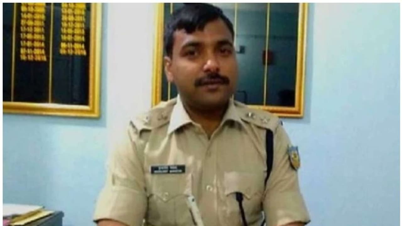 UPSC CSE : യുപിഎസ് സിപഠനത്തിനായി വൃക്ക വിൽക്കാൻ പോലും തയ്യാറാണെന്ന് അച്ഛൻ; ഐപിഎസ് നേടി അഭിമാനമായി മകൻ UPSC CSE : യുപിഎസ് സിപഠനത്തിനായി വൃക്ക വിൽക്കാൻ പോലും തയ്യാറാണെന്ന് അച്ഛൻ; ഐപിഎസ് നേടി അഭിമാനമായി മകൻ