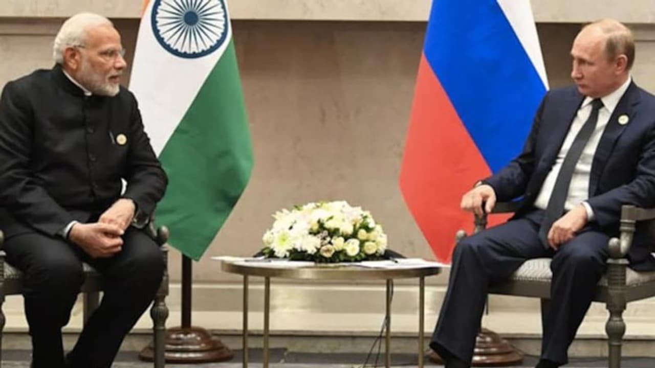 Russia Ukraine crisis :இந்தியர்களை எதுவும் செய்ய மாட்டோம்..மோடியிடம் உறுதியளித்த புதின்.. Russia Ukraine crisis :இந்தியர்களை எதுவும் செய்ய மாட்டோம்..மோடியிடம் உறுதியளித்த புதின்..