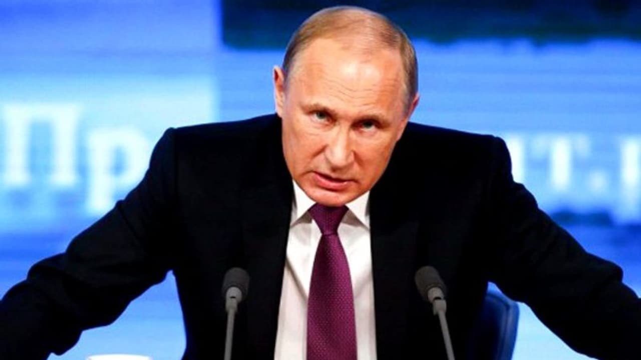 Fitch, Moody downgrades Russia's sovereign rating to 'junk'