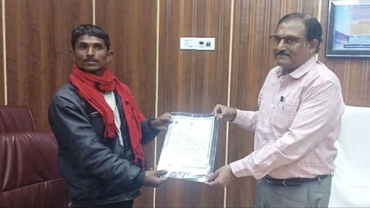 टूटी पड़ी थी रेल पटरी, गुजरात के चरवाहे ने 2 KM दौड़ लगाकर मालगाड़ी को रोका, बड़ा हादसा टला, DRM ने सम्मानित किया टूटी पड़ी थी रेल पटरी, गुजरात के चरवाहे ने 2 KM दौड़ लगाकर मालगाड़ी को रोका, बड़ा हादसा टला, DRM ने सम्मानित किया