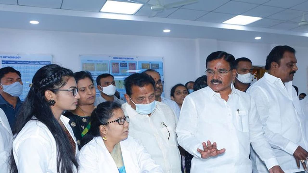 అంతర్జాతీయ విత్తన పరీక్షా కేంద్రాన్ని ప్రారంభించిన మంత్రి నిరంజన్ రెడ్డి..! అంతర్జాతీయ విత్తన పరీక్షా కేంద్రాన్ని ప్రారంభించిన మంత్రి నిరంజన్ రెడ్డి..!