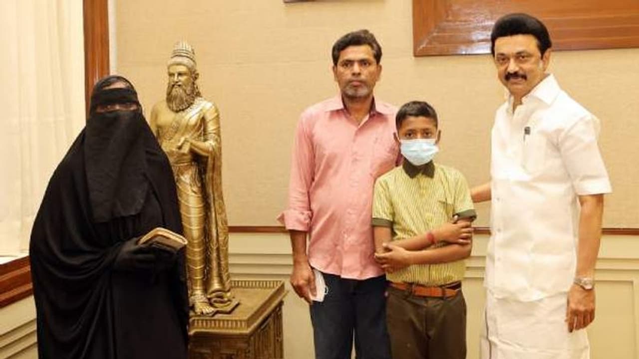 " நமக்கு மனிதநேயம்தான் முக்கியம்" .. பேட்டி கொடுத்து வைரலான சிறுவனக்கு வீடு.. முதல்வர் அதிரடி சரவெடி. " நமக்கு மனிதநேயம்தான் முக்கியம்" .. பேட்டி கொடுத்து வைரலான சிறுவனக்கு வீடு.. முதல்வர் அதிரடி சரவெடி.