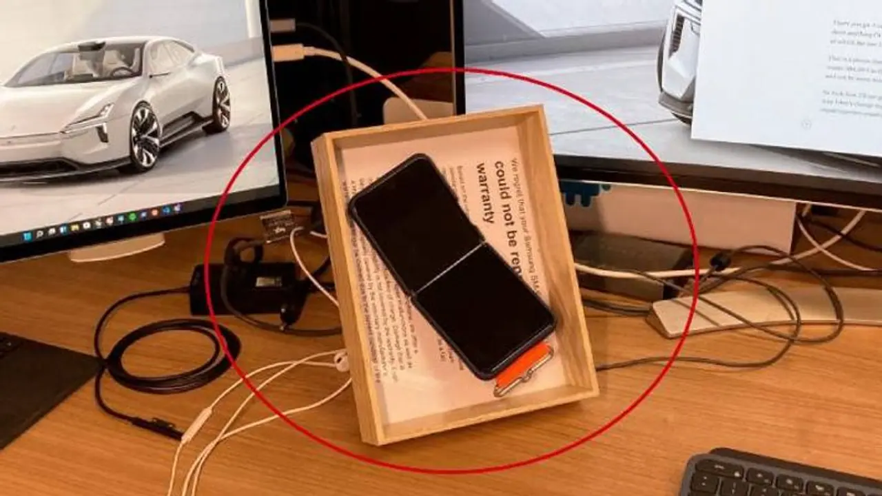 உங்க சங்காத்தமே வேணாம் கடுப்பில் போனை Frame செய்து மாட்டிய சாம்சங் வாடிக்கையாளர் உங்க சங்காத்தமே வேணாம் கடுப்பில் போனை Frame செய்து மாட்டிய சாம்சங் வாடிக்கையாளர்