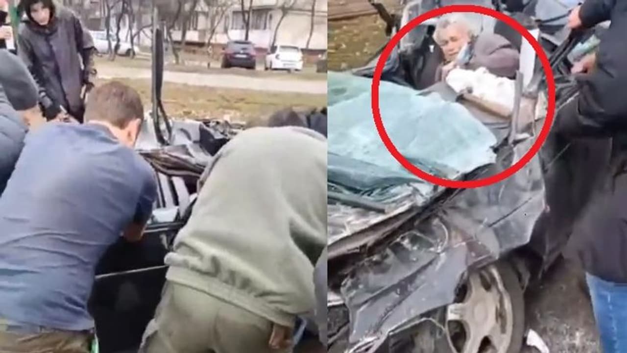 रूस यूक्रेन जंग: रूसी टैंक ने कुचलकर कार को किया चकनाचूर, किस्मत से अंदर सवार बुजुर्ग की बची जान रूस यूक्रेन जंग: रूसी टैंक ने कुचलकर कार को किया चकनाचूर, किस्मत से अंदर सवार बुजुर्ग की बची जान