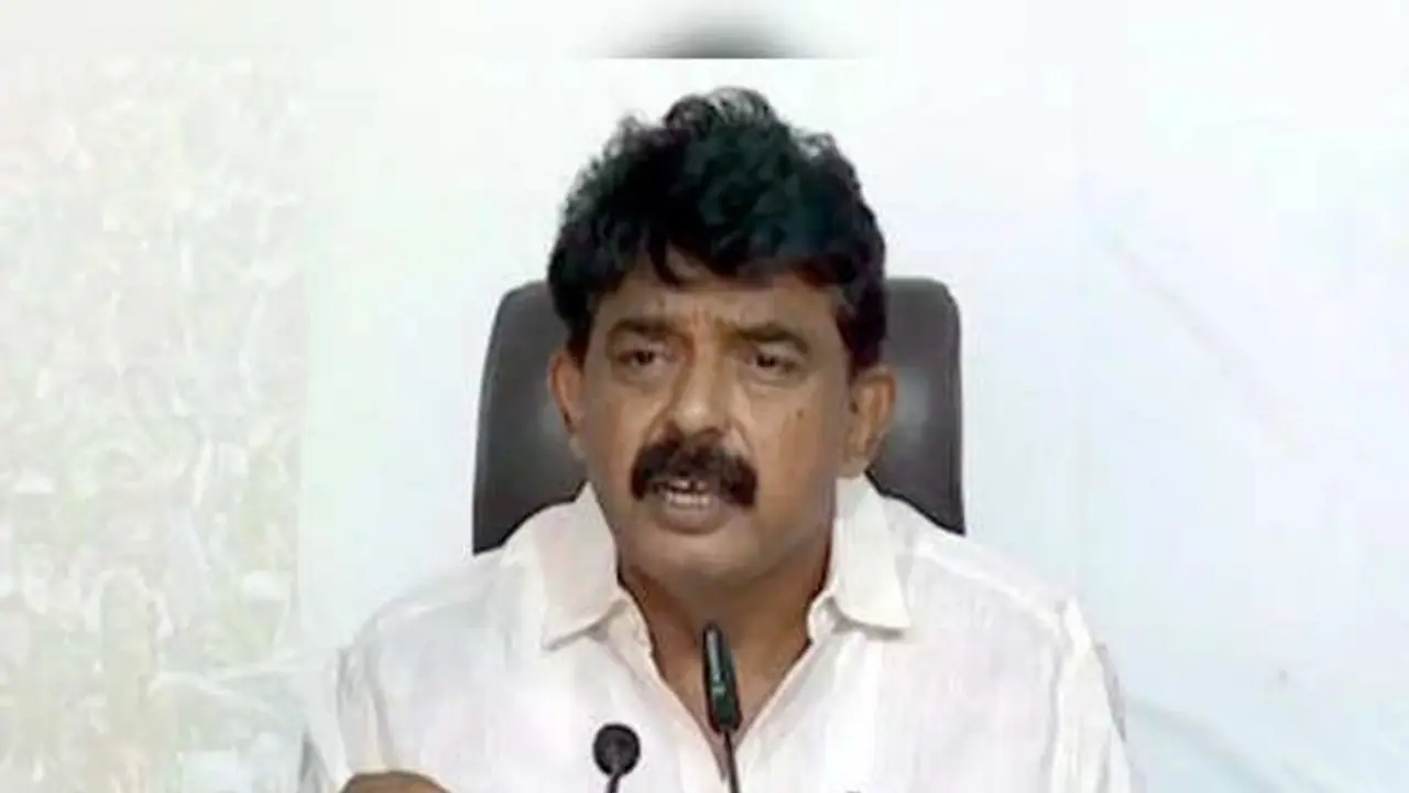 పింఛన్లు ఆపించింది చంద్రబాబే .. వాలంటీర్లు ఆ మాటలు నమ్ముతారా : పేర్ని నాని ఘాటు విమర్శలు 