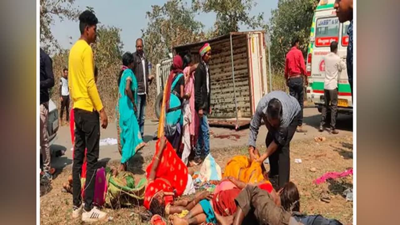 छत्तीसगढ़ में दिल दहला देने वाला हादसा: सज धजकर शादी के लिए निकले लोग, कुछ दूर जाते ही बिछ गईं 4 लाशें छत्तीसगढ़ में दिल दहला देने वाला हादसा: सज धजकर शादी के लिए निकले लोग, कुछ दूर जाते ही बिछ गईं 4 लाशें