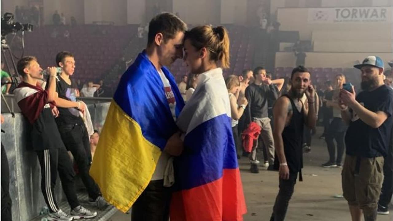 ইউক্রেন রাশিয়ার যুদ্ধের মাঝে ভালোবাসার ছবি, দুই দেশের পতাকা গায়ে ঘনিষ্ঠ যুবক যুবতী ইউক্রেন রাশিয়ার যুদ্ধের মাঝে ভালোবাসার ছবি, দুই দেশের পতাকা গায়ে ঘনিষ্ঠ যুবক যুবতী