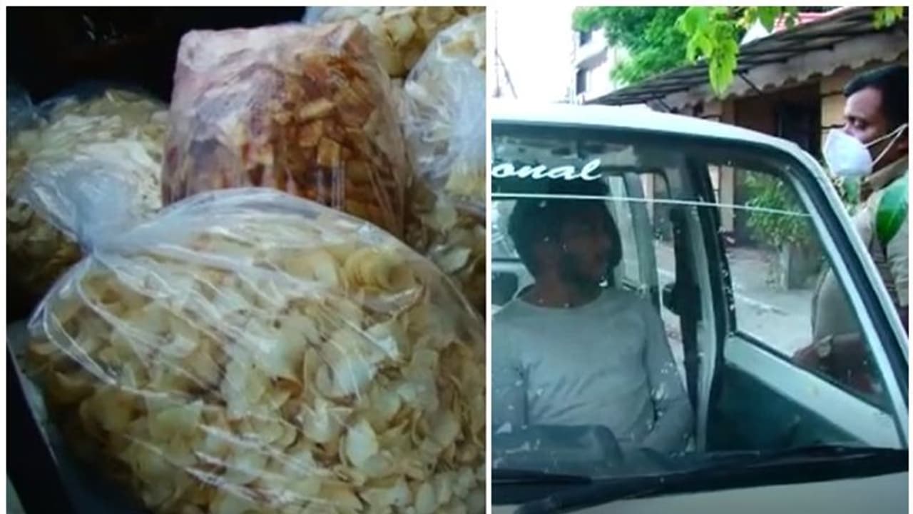 'കായ വറുത്തതി'ലൊളിപ്പിച്ച് കഞ്ചാവ് കടത്ത്; കൊടുങ്ങല്ലൂരിൽ രണ്ട് പേർ പിടിയിൽ 'കായ വറുത്തതി'ലൊളിപ്പിച്ച് കഞ്ചാവ് കടത്ത്; കൊടുങ്ങല്ലൂരിൽ രണ്ട് പേർ പിടിയിൽ