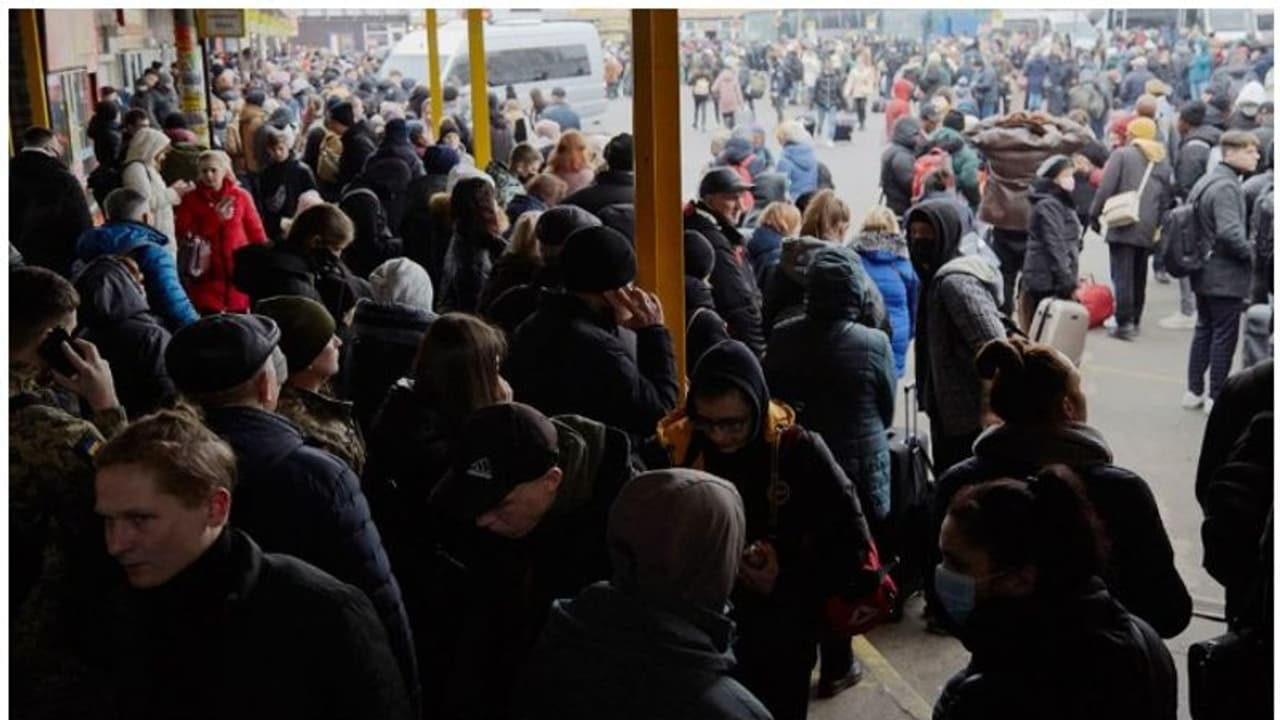 रूस की यूक्रेन हमले के दौरान बमबारी में फंसे जर्मनी के विदेशी खुफिया प्रमुख, जानें कैसे वो वहां से निकल सके रूस की यूक्रेन हमले के दौरान बमबारी में फंसे जर्मनी के विदेशी खुफिया प्रमुख, जानें कैसे वो वहां से निकल सके