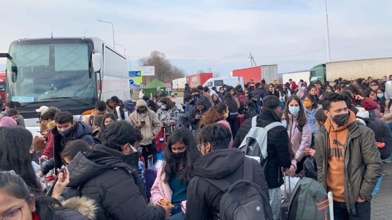 জীবন বাজি নিয়ে ইউক্রেন ছাড়ল ৪৭০ ভারতীয় পড়ুয়া, মুক্তির পথ রোমানিয়া ও হাঙ্গেরি জীবন বাজি নিয়ে ইউক্রেন ছাড়ল ৪৭০ ভারতীয় পড়ুয়া, মুক্তির পথ রোমানিয়া ও হাঙ্গেরি